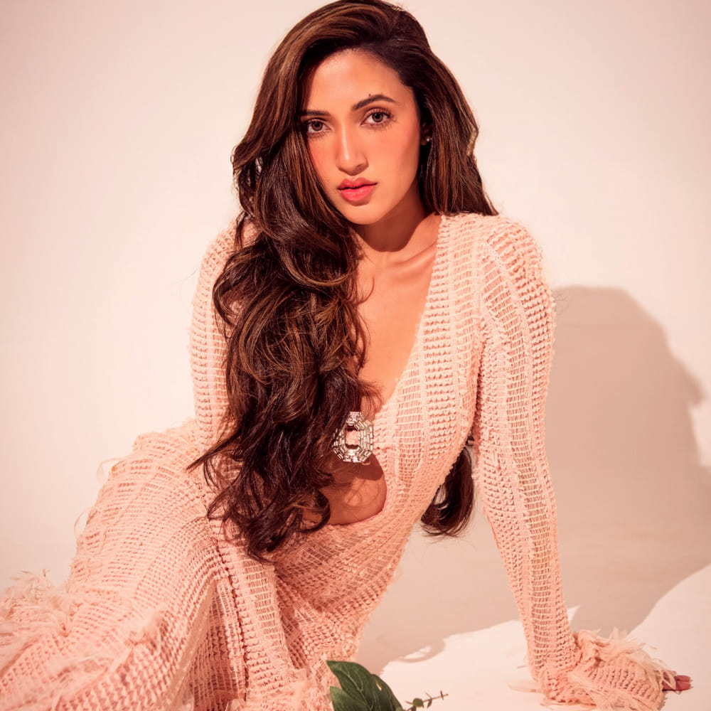 నేహా శెట్టి.. ఈ ముద్దుగుమ్మ సినిమాల్లో కనిపించి చాలా రోజులు అయిపొయింది. మోడల్ గా కెరీర్ మొదలు పెట్టి ఆతర్వాత హీరోయిన్ గా మారింది. నేహా శెట్టి 2016లో కన్నడ సినిమా ముంగారు మలే 2తో సినీరంగంలోకి ఆడుగుపెట్టింది. ఆతర్వాత టాలీవుడ్ లోకి అడుగుపెట్టింది ఈ ముద్దుగుమ్మ.