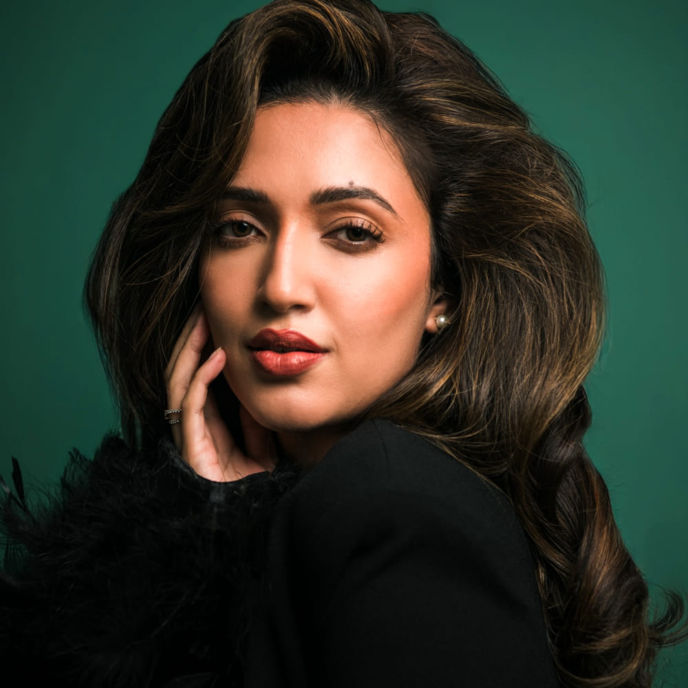 కుర్రాళ్లు గుండెల్లో రాధిక గానే ఫిక్స్ అయ్యింది అందాల ముద్దుగుమ్మ నేహశెట్టి. పూరీ జగన్నాథ్ డైరెక్షన్‌లో వచ్చిన మెహబూబా సినిమా ద్వారా నేహా టాలీవుడ్ ఎంట్రీ ఇచ్చింది. కానీ సినిమా ఫలితం ఆశించినట్టుగా రాలేదు. తొలి సినిమాలో అందంతో ఆకట్టుకుంది.