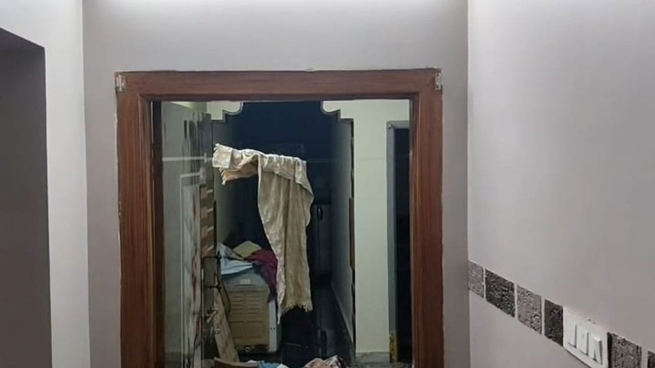 Andhra: వాస్తు సరిగా లేదని ఇంట్లోకి వచ్చారు.. కట్ చేస్తే, ఆమె చూస్తుండగానే పని కానిచ్చారు..