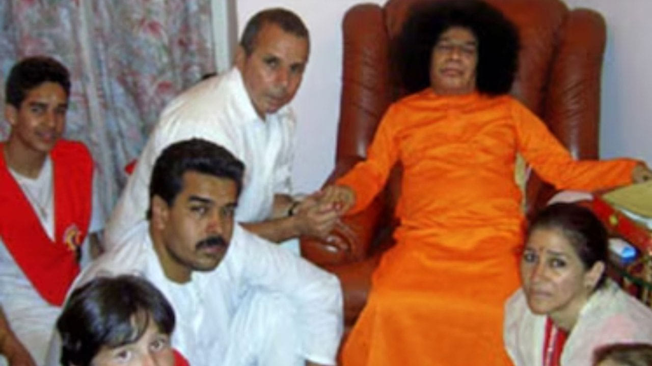 అమెరికా చెరలో ఉన్న మదురో మన బాబా భక్తుడే.. పుట్టపర్తిలో పర్యటించిన ఫొటోలు వైరల్..