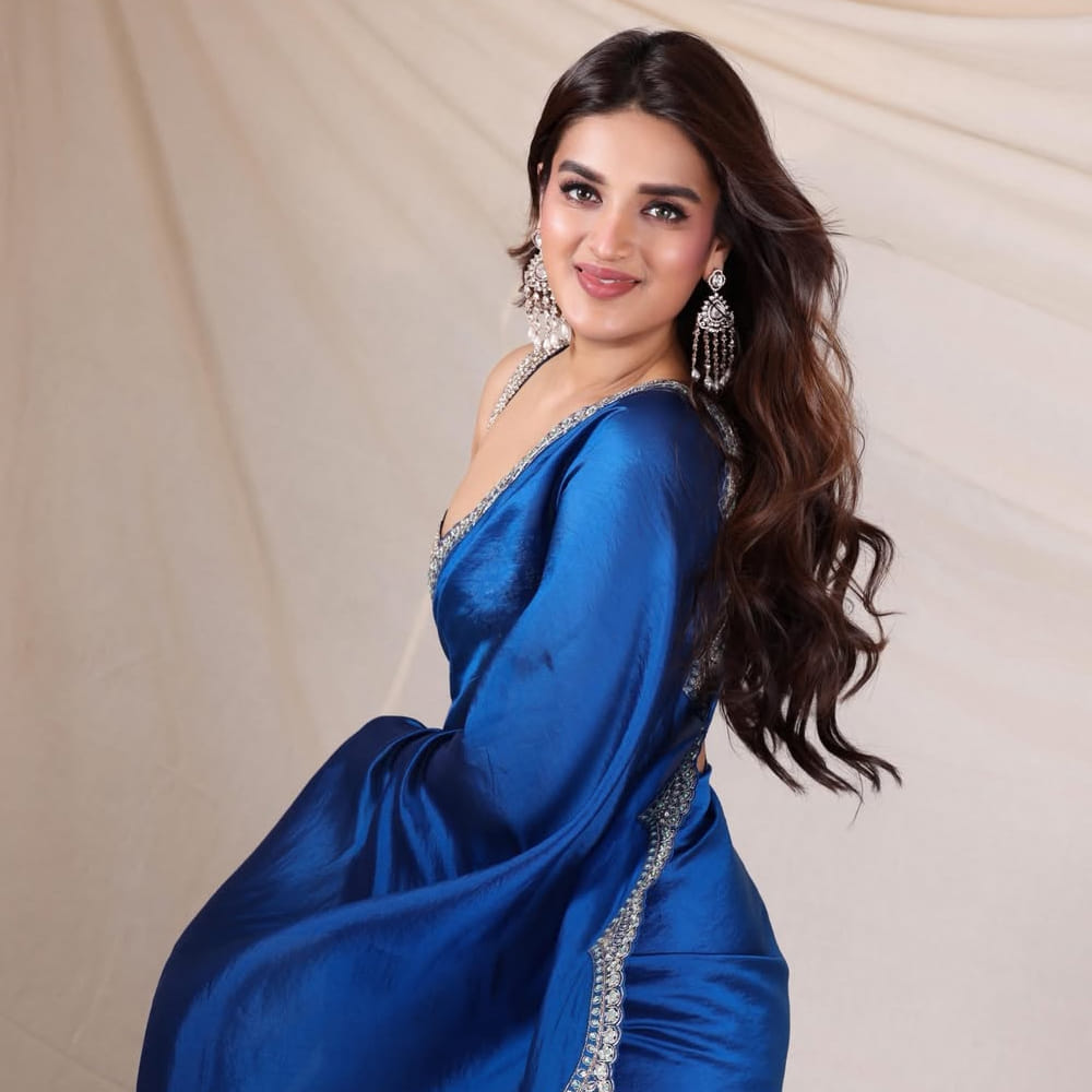 టాలీవుడ్ ఇండస్ట్రీలో ఇప్పుడిప్పుడే వరుస సినిమాలతో దూసుకుపోతుంది హీరోయిన్ నిధి అగర్వాల్. హరిహర వీరమల్లు సినిమాతో అలరించిన ఈ ముద్దుగుమ్మ.. ఇటీవల సంక్రాంతి పండక్కి రాజాసాబ్ సినిమాతో అడియన్స్ ముందుకు వచ్చింది. 