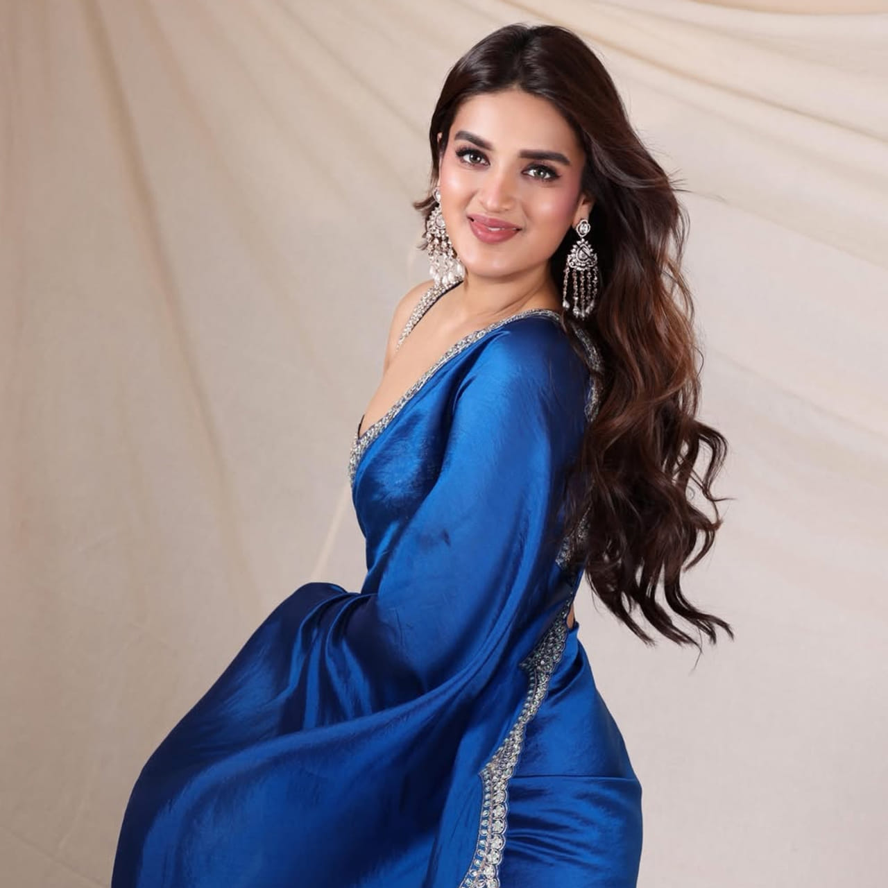 టాలీవుడ్ ఇండస్ట్రీలో ఇప్పుడిప్పుడే వరుస సినిమాలతో దూసుకుపోతుంది హీరోయిన్ నిధి అగర్వాల్. హరిహర వీరమల్లు సినిమాతో అలరించిన ఈ ముద్దుగుమ్మ.. ఇటీవల సంక్రాంతి పండక్కి రాజాసాబ్ సినిమాతో అడియన్స్ ముందుకు వచ్చింది.