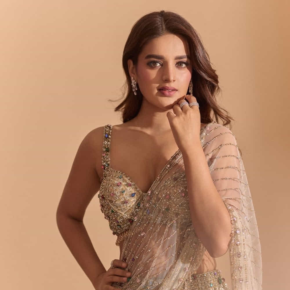 భారీ అంచనాల మధ్య విడుదలైన ఈ మూవీకి మిశ్రమ స్పందన వచ్చింది. ఇదిలా ఉంటే.. రాజాసాబ్ మూవీ ప్రమోషన్లలో భాగంగా ఓ ఇంటర్వ్యూలో పాల్గొన్న నిధి.. తనకు ఆల్కహాల్ అలవాటు ఉందని తెలిపింది. 14 ఏళ్ల వయసులోనే స్టార్ట్ చేసినట్లు చెప్పుకొచ్చింది.