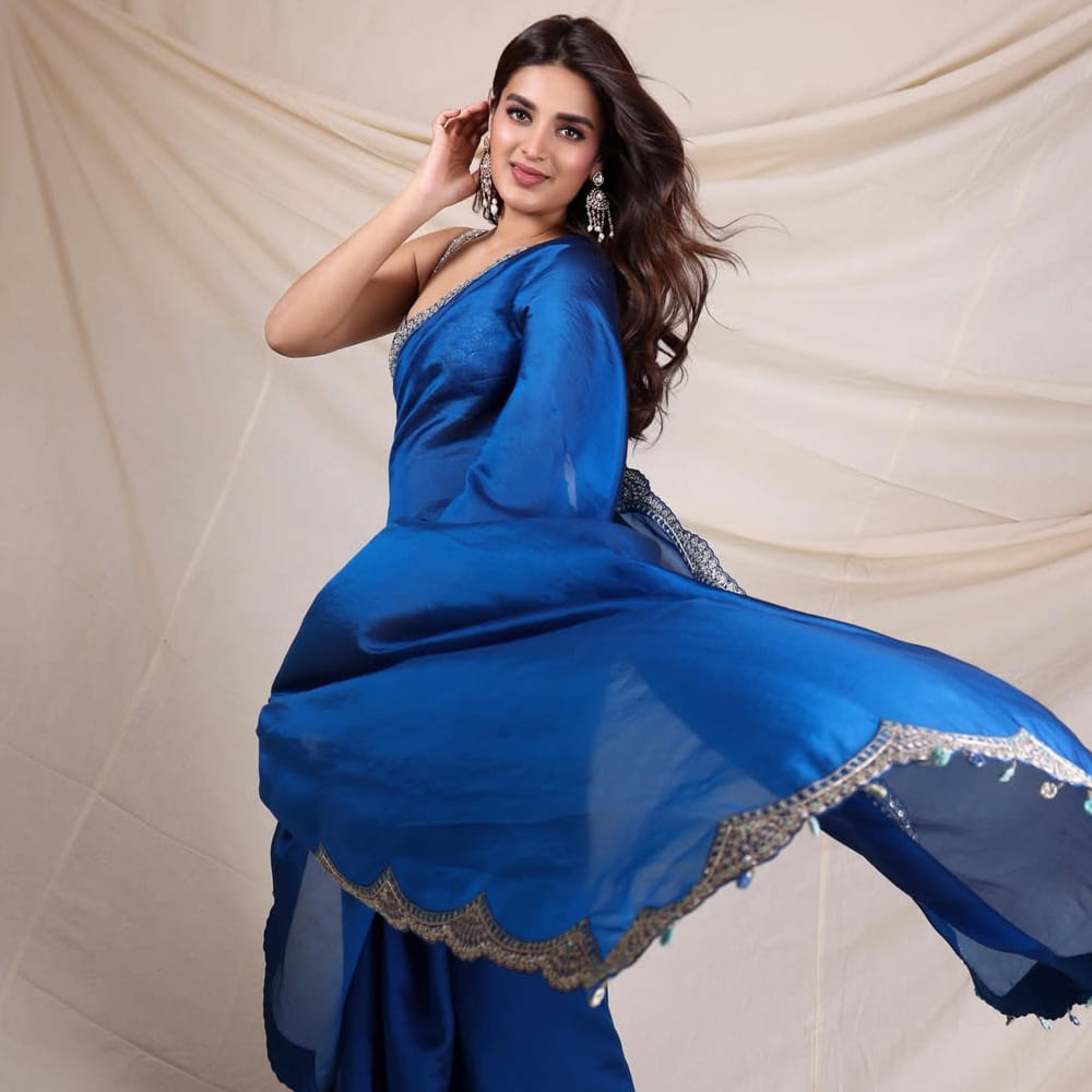 చాలా కాలంగా సరైన బ్రేక్ కోసం వెయిట్ చేస్తుంది నిధి అగర్వాల్. హిట్టు రాకపోయినా.. అవకాశాలు మాత్రం క్యూ కడుతున్నాయి. తెలుగుతోపాటు ఈ అమ్మడు తమిళంలోనూ పలు చిత్రాల్లో నటిస్తూ అలరిస్తుంది ఈ వయ్యారి.