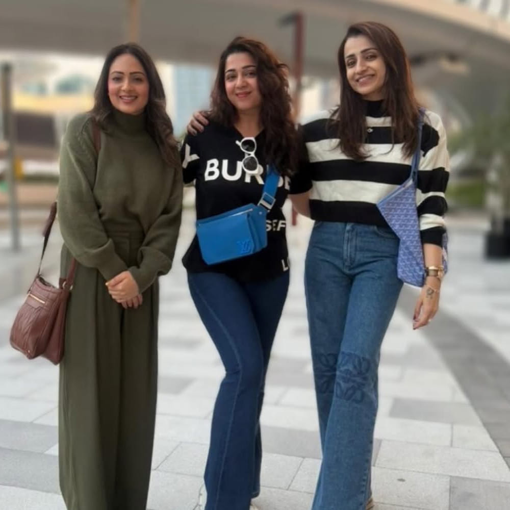 పౌర్ణమి సినిమాలో త్రిష, ఛార్మీ ఇద్దరు అక్కా చెల్లెళ్లుగా నటించారు. అలాగే నికిషా సైతం తెలుగు ప్రేక్షకులకు సుపరిచితమే. పవర్ పవన్ కళ్యాణ్ నటించిన కొమురం పులి సినిమాలో నటించింది. ఆ తర్వాత ఆమె సినిమాలకు దూరంగా ఉన్నప్పటికీ నెట్టింట మాత్రం చాలా యాక్టివ్ గా ఉంటుంది