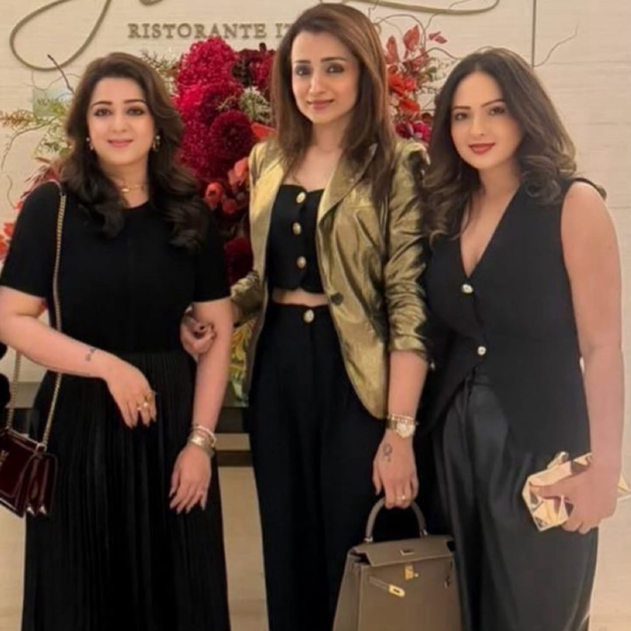 టాలీవుడ్ సీనియర్ హీరోయిన్స్ త్రిష, ఛార్మీ, నికిషా పటేల్ రీయూనియన్ అయ్యారు. ఇటీవలే దుబాయ్ లోని బ్లూవాటర్ ఐలాండ్ లో జరిగిన వీరి రీయూనియన్ కు సంబంధించిన ఫోటోస్ ఇప్పుడు సోషల్ మీడియాలో వైరలవుతున్నాయి. కాగా వీరి ముగ్గురిని చూసి ఆశ్చర్యపోతున్నారు ఫ్యాన్స్. 