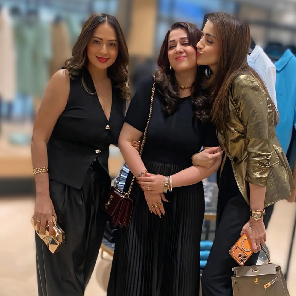 ఈ అమ్మాయిలకు నేను అడిక్ట్ అయ్యాను అంటూ ఛార్మీ క్యాప్షన్ పెట్టగా.. బ్లూవాటర్ ఐ లాండ్ లో గర్ల్స్ ట్రిప్ రీయూనియన్ అంటూ నికిషా రాసుకొచ్చింది. ఇందులో ఒక ఫోటోలో ఛార్మీకి త్రిష ముద్దు పెడుతూ కనిపించింది. దాదాపు 20 ఏళ్ల క్రితం వీరిద్దరు పౌర్ణమి సినిమాలో నటించారు. 