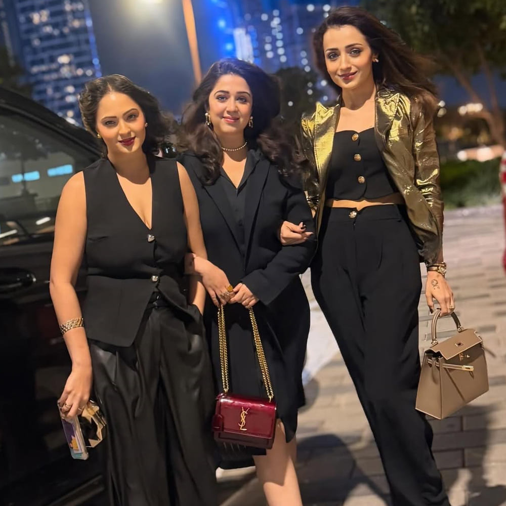 ముగ్గురు దాదాపు 20 ఏళ్లుగా సినిమా రంగంలో బిజీగా ఉంటున్నారు. ఇప్పటికీ ఏమాత్రం తగ్గని అందంతో కుర్రహీరోయిన్లకు సైతం పోటీనిస్తున్నారు. పౌర్ణమి సినిమా నాటి తమ స్నేహాన్ని గుర్తు చేసుకుంటూ త్రిష, ఛార్మీలు ఒకరిపై ఒకరు ప్రేమను కురిపించుకున్న ఫోటోస్ ఆకట్టుకుంటున్నాయి. 