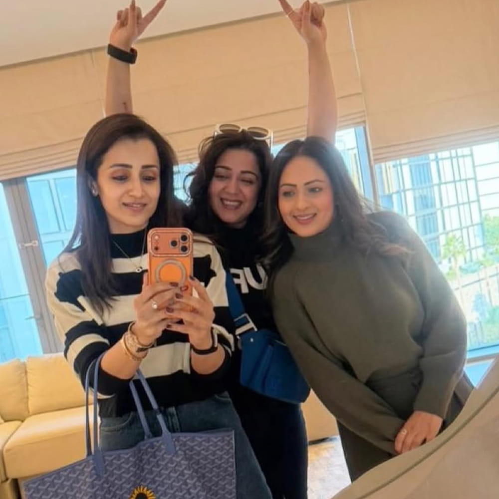  ఇప్పుడు త్రిష, ఛార్మీ, నికిషా ముగ్గురు దుబాయ్ వేదికగా రీయూనియన్ పార్టీ జరుపుకున్నట్లు తెలుస్తోంది. ఇదిలా ఉంటే.. ప్రస్తుతం ఛార్మీ నిర్మాణ రంగంలో సెటిల్ కాగా.. త్రిష మాత్రం వరుస సినిమాలతో అలరిస్తుంది. అలాగే నికిషా కూడా సినిమాలకు దూరంగా ఉంటుంది. 