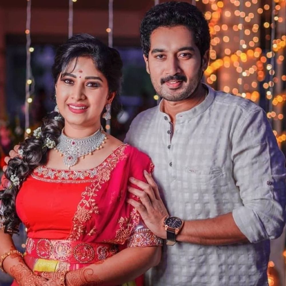 చంద్రముఖి సీరియల్ ద్వారా నటుడిగా సక్సెస్ అయ్యాడు నిరుపమ్. ఇప్పుడు కార్తీక దీపం సీరియల్ ద్వారా మరింత క్రేజ్ సొంతం చేసుకున్నారు. అయితే ఇప్పుడు ఈ సీరియల్ కోసం నిరుపమ్.. ఒక్క రోజుకు రూ.50 వేల వరకు పారితోషికం తీసుకుంటాడట