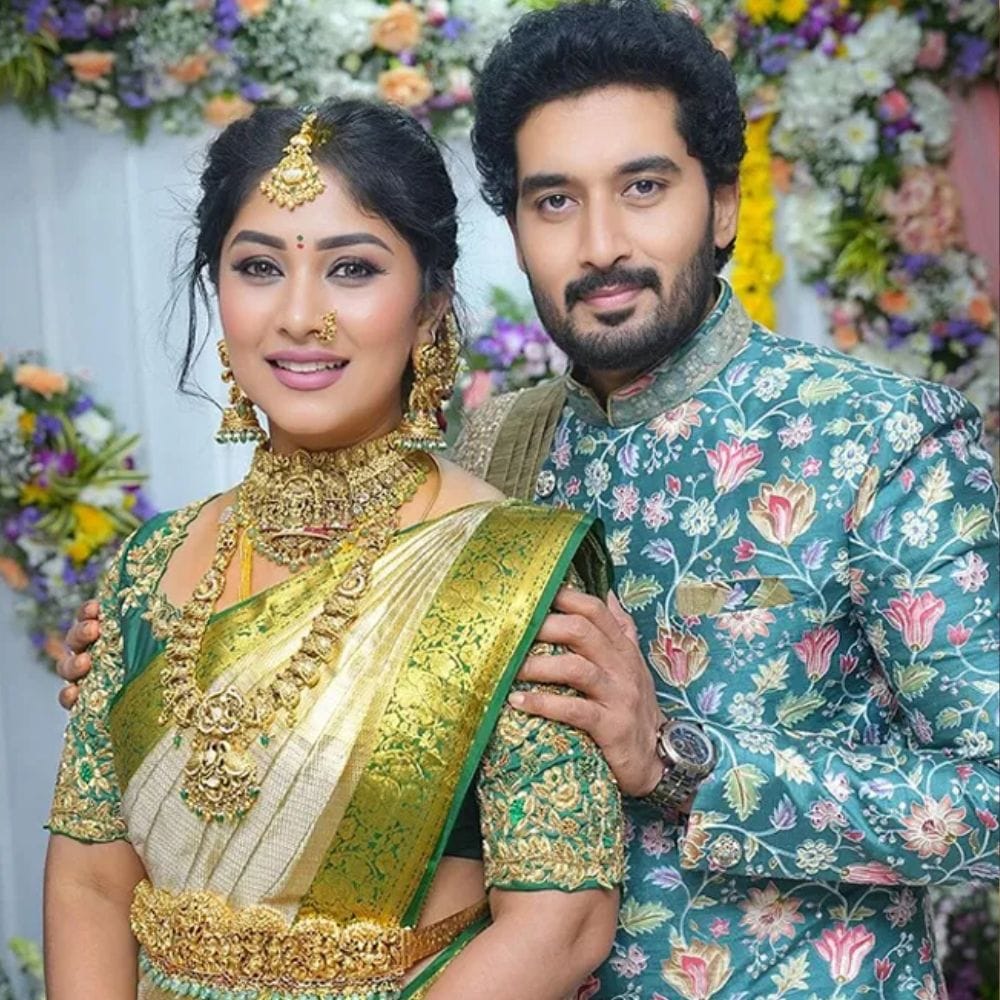 ప్రస్తుతం కార్తీక దీపం 2 సీరియల్ విపరీతమైన క్రేజ్ సొంతం చేసుకుంటుంది. నిరూపమ్ పరిటాల సినిమా బ్యాక్ గ్రౌండ్ నుంచి ఇండస్ట్రీలోకి అడుగుపెట్టాడు. ప్రముఖ నటుడు రచయిత ఓంకార్ తనయుడిగా సినీరంగంలోకి అడుగుపెట్టారు.