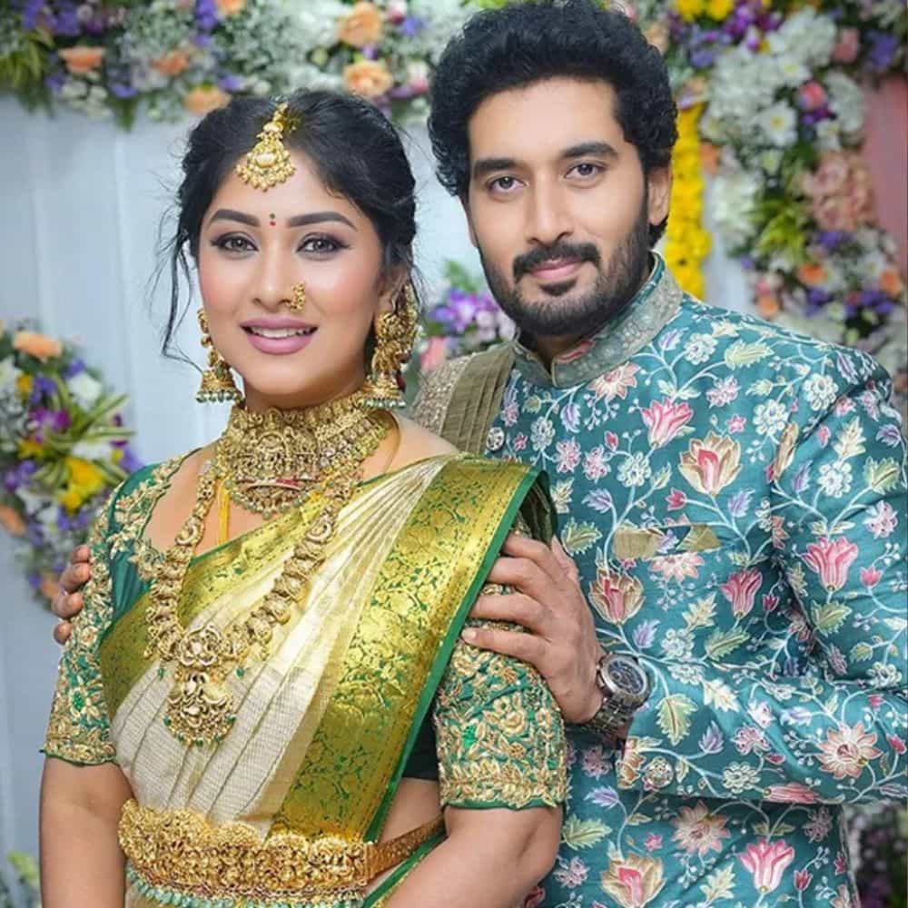 ప్రస్తుతం కార్తీక దీపం 2 సీరియల్ విపరీతమైన క్రేజ్ సొంతం చేసుకుంటుంది. నిరూపమ్ పరిటాల సినిమా బ్యాక్ గ్రౌండ్ నుంచి ఇండస్ట్రీలోకి అడుగుపెట్టాడు. ప్రముఖ నటుడు రచయిత ఓంకార్ తనయుడిగా సినీరంగంలోకి అడుగుపెట్టారు.