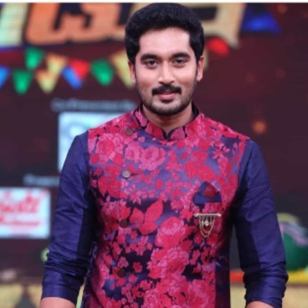 బుల్లితెరపై కార్తీక దీపం సీరియల్ క్రేజ్ గురించి చెప్పక్కర్లేదు. దాదాపు ఏడేళ్లు ఈ సీరియల్ టాప్ నంబర్ వన్ స్థానంలో దూసుకుపోయింది. ఇప్పుడు కార్తీక దీపం 2 సైతం అదే స్థాయిలో దూసుకుపోతుంది. ఇందులో మరోసారి డాక్టర్ బాబు సందడి చేస్తున్నారు.