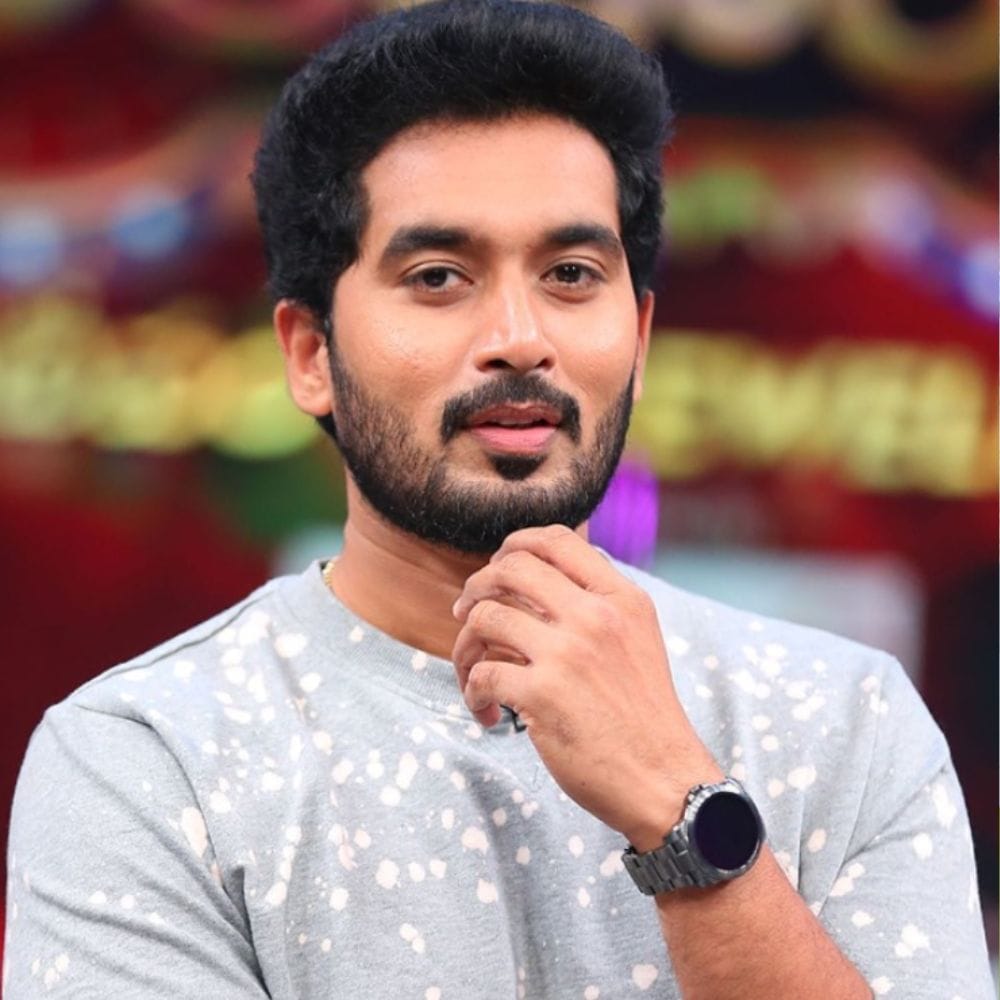 కార్తీక దీపం 2లో కార్తీక్ పాత్రలో మరోసారి సినీప్రియులను అలరిస్తున్నారు నిరుపమ్ పరిటాల. ఈ సీరియల్ ద్వారా రెండు తెలుగు రాష్ట్రాల అడియన్స్ హృదయాలను గెలుచుకున్నారు. డాక్టర్ బాబు పాత్రలో నిరూపమ్ పరిటాల నటన గురించి ప్రత్యేకంగా చెప్పనక్కర్లేదు. 