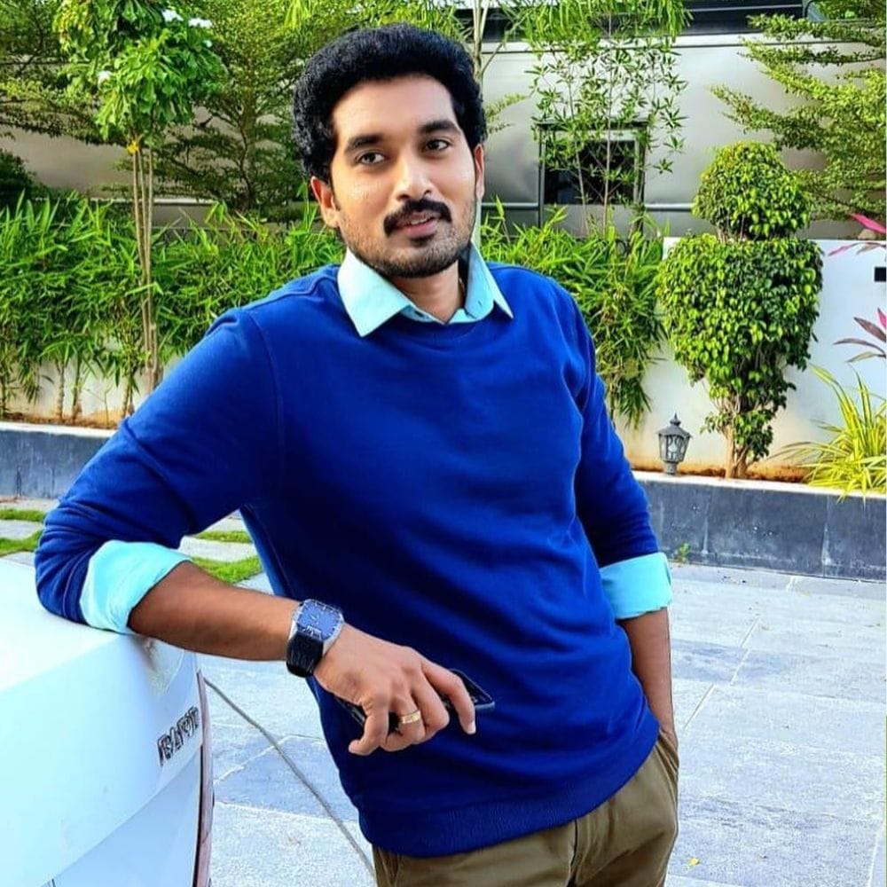 నిరుపమ్ ఆస్తుల విలువ రూ.100 కోట్ల వరకు సంపాదించినట్లు సమాచారం. ఇదిలా ఉంటే.. నిరుపమ్ భార్య మంజుల సైతం నటి కావడం విశేషం. చంద్రముఖి సీరియల్ ద్వారా ఏర్పడిన పరిచయం ఆ తర్వాత ప్రేమగా మారింది