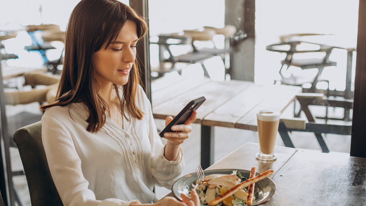 ఈ హోటల్స్‌కు వెళ్తే మీ ఫోన్ బాస్కెట్‌లో వెయ్యాల్సిందే.. ఎందుకో తెలిస్తే అవాక్కవుతారు..