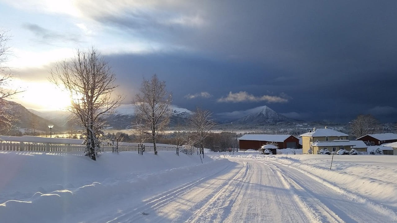 మరి ఇంత చల్లటి ప్రదేశంలో కూడా ఒక వింత చట్టం అమలులో ఉంది. అది తెలుసుకున్న తర్వాత వామ్మో అలా ఎలా చేస్తారు బాబోయ్ అని అనకుండా ఉండలేరు. లాంగ్‌ఇయర్‌బైన్‌లో చనిపోయిన తర్వాత  దహన సంస్కారాలు అక్కడ నిర్వహించ కూడదు. ఎవరూ చనిపోయినా కూడా ఇదే రూల్  వర్తిస్తుంది. 