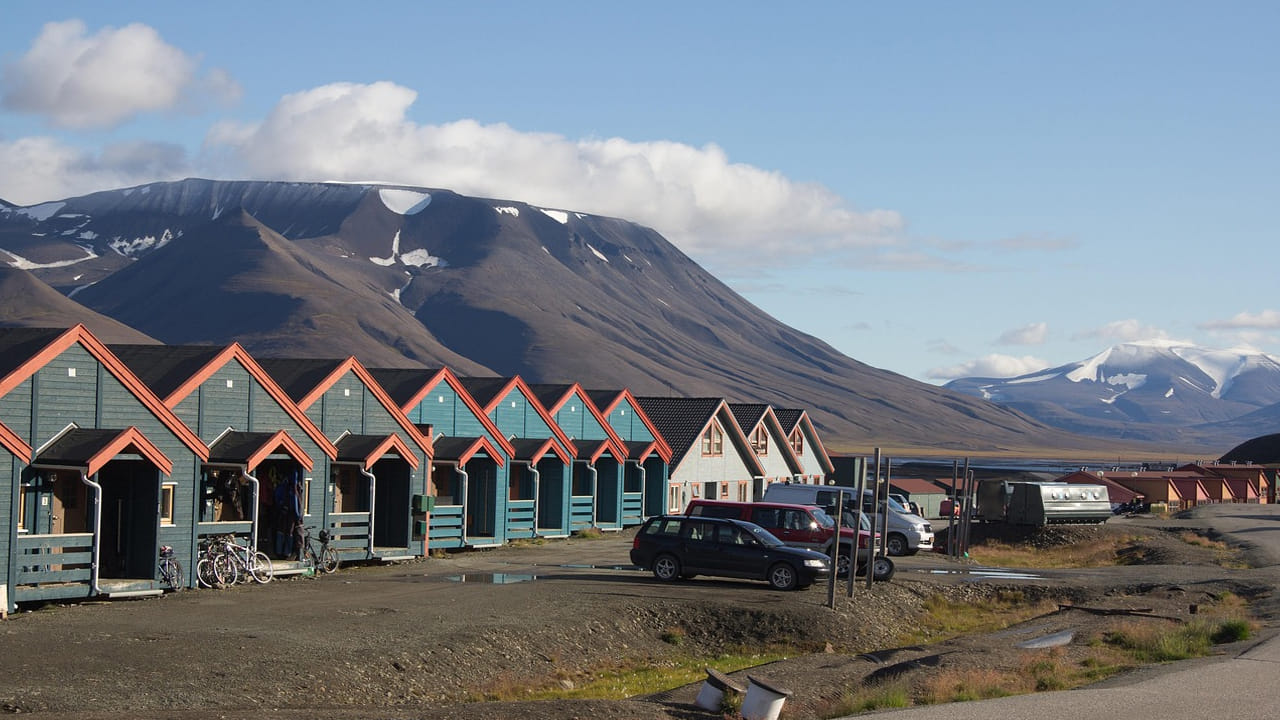 ఇక్కడ ఉండే ప్రధాన సమస్య ఏంటంటే మంచులో తవ్వి శవాన్ని పాతి పెట్టడం చాలా కష్టమైన పని. కష్ట పడి అదంతా చేసినా కూడా అవి ఎప్పటికీ  కుళ్లిపోకపోవడం అనేది పెద్ద సమస్యగా మారింది. ఇంకో ముఖ్యమైన విషయం ఏంటంటే  మాంసం కూడా అలాగే ఉండిపోతోంది. దీంతో ఇలాంటి కఠినమైన చట్టం పెట్టాల్సి వచ్చింది.