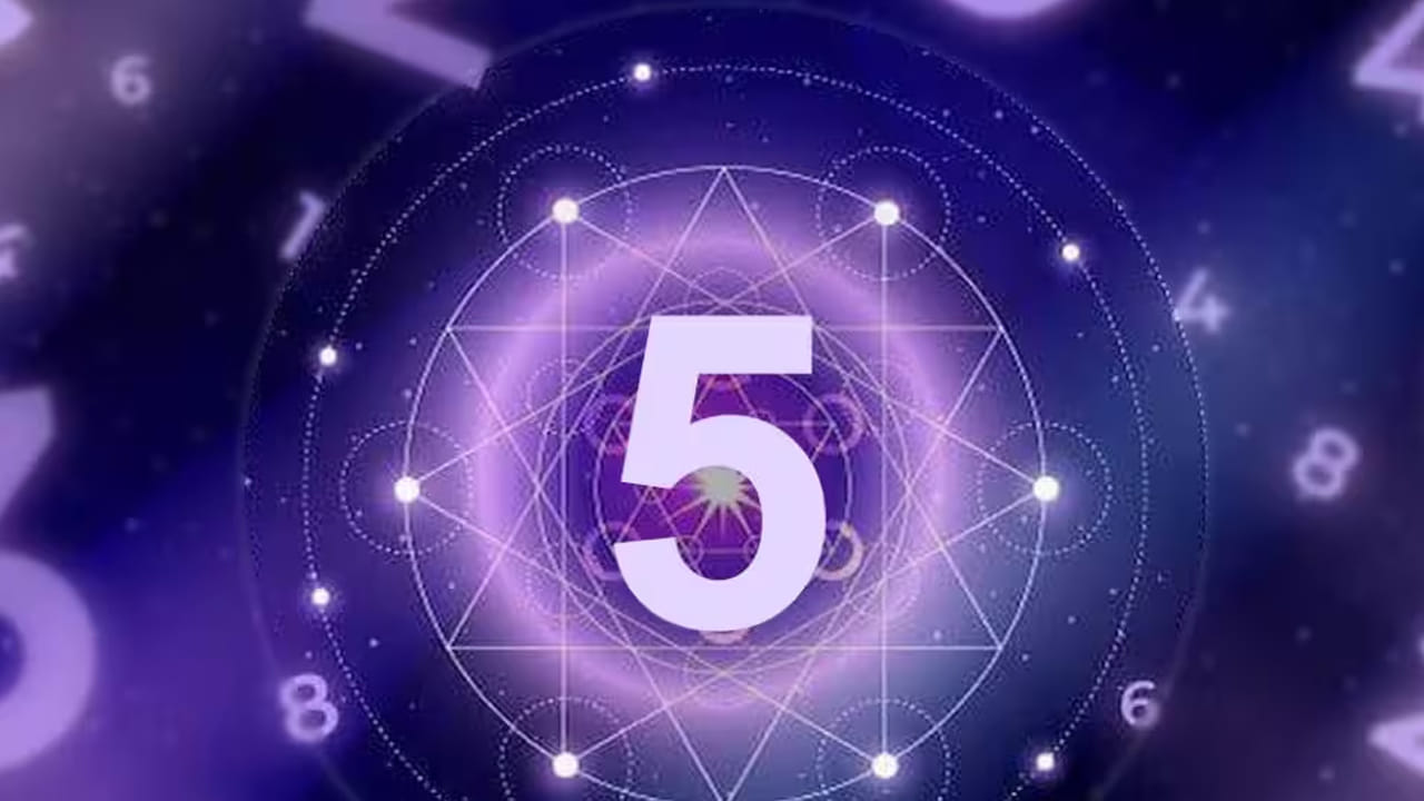 అదే విధంగా, 4,14,23 తేదీల్లో జన్మించిన వారు నెంబర్ 5 కిందకు వస్తారు. వీరికి అధిపతి బుధుడు. వీరు ఆగస్టు , నవంబర్ నెలల్లో జాగ్రత్తగా ఉండటం మంచిది. అలాగే, 6,15,24 తేదీల్లో జన్మించిన వారి పాలక సంఖ్య 6. వీరిని శుక్రుడు పాలిస్తాడు. ఇక ఈ రాశి వారు జనవరి, సెప్టెంబర్, డిసెంబర్, మార్చిలో జాగ్రత్తగా ఉండాలి. ఆర్థిక వ్యవహారాలకు ఎంత దూరం ఉంటే అంత మంచిదంట.