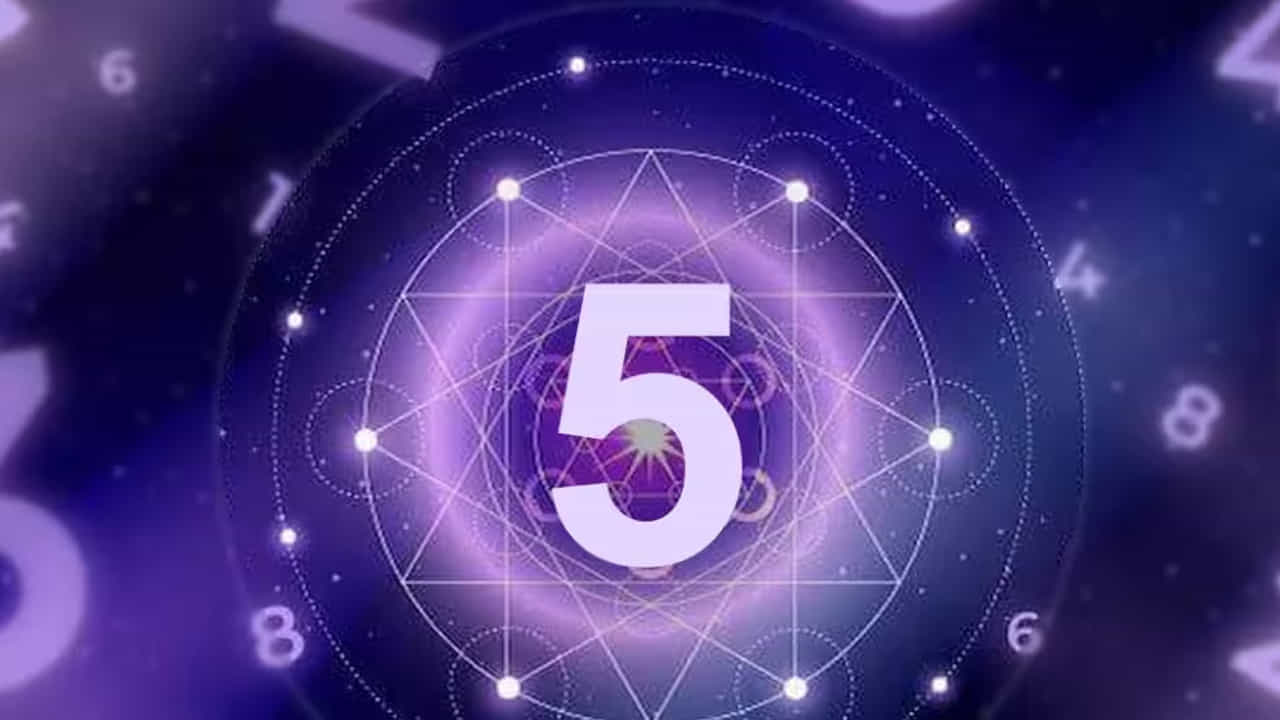 అదే విధంగా, 4,14,23 తేదీల్లో జన్మించిన వారు నెంబర్ 5 కిందకు వస్తారు. వీరికి అధిపతి బుధుడు. వీరు ఆగస్టు , నవంబర్ నెలల్లో జాగ్రత్తగా ఉండటం మంచిది. అలాగే, 6,15,24 తేదీల్లో జన్మించిన వారి పాలక సంఖ్య 6. వీరిని శుక్రుడు పాలిస్తాడు. ఇక ఈ రాశి వారు జనవరి, సెప్టెంబర్, డిసెంబర్, మార్చిలో జాగ్రత్తగా ఉండాలి. ఆర్థిక వ్యవహారాలకు ఎంత దూరం ఉంటే అంత మంచిదంట.