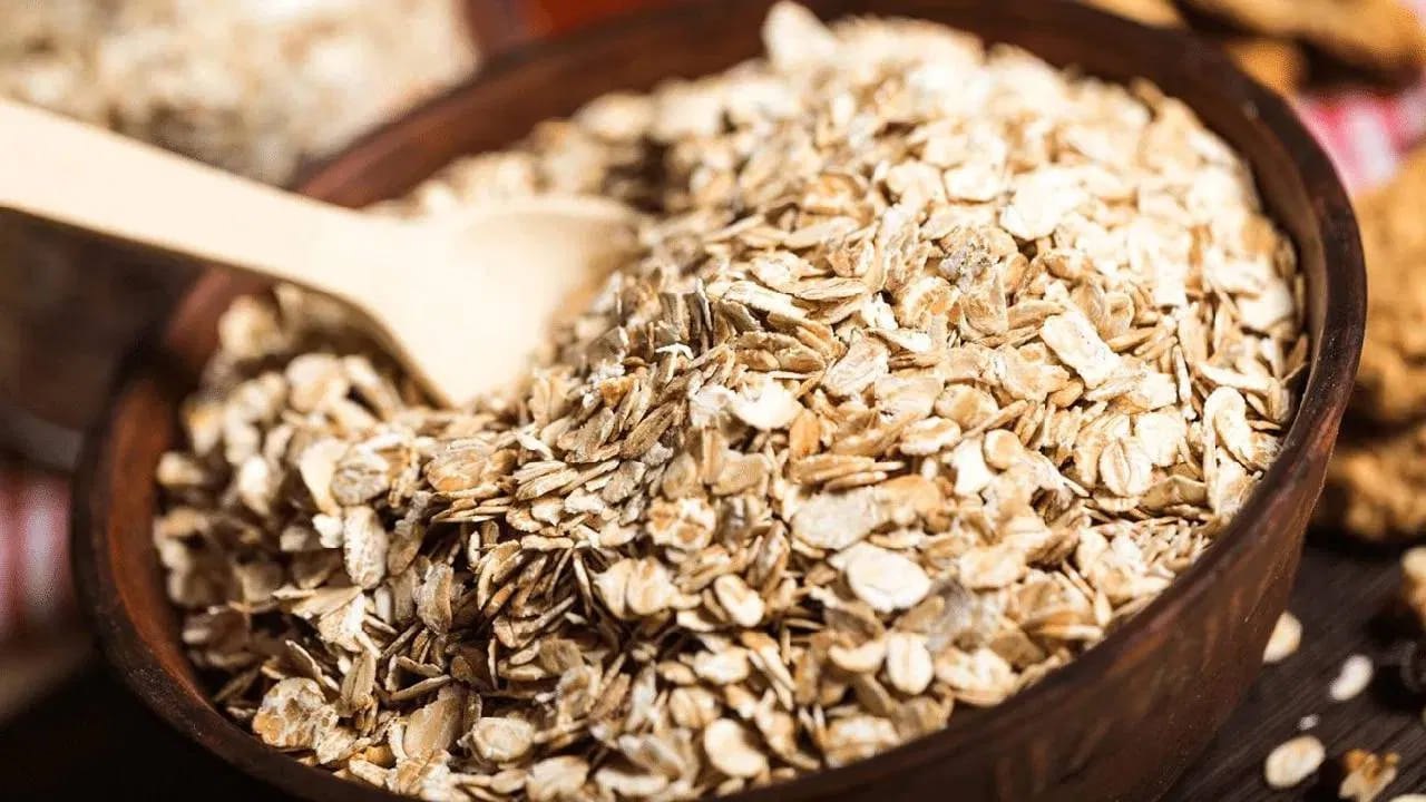 ఇలాంటి సందర్భంలో మీరు ఓట్స్ తినవచ్చు. ఓట్స్ అలసట నుంచి ఉపశమనం పొందడంలో సహాయపడతాయి. ఎందుకంటే వాటిలో సంక్లిష్ట కార్బోహైడ్రేట్లు ఉంటాయి.ఇవి శక్తిని నెమ్మదిగా విడుదల చేస్తాయి మరియు శరీరాన్ని ఎక్కువ కాలం చురుగ్గా ఉంచుతాయి.