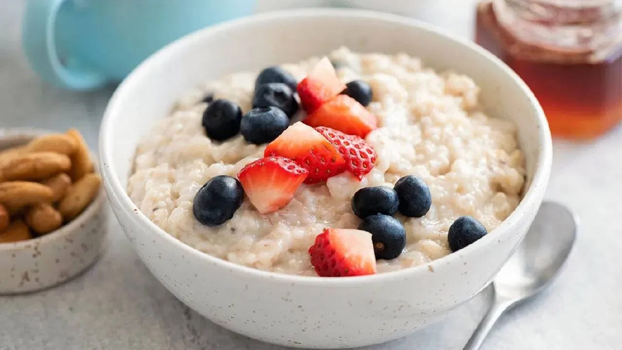 ఓట్స్‌లో ఉండే ఫైబర్ రక్తంలో చక్కెర స్థాయిలను నియంత్రించడంలో కూడా సహాయపడుతుంది. ఓట్స్ తినడం వల్ల రక్తహీనత నుంచి బయటపడవచ్చు. 