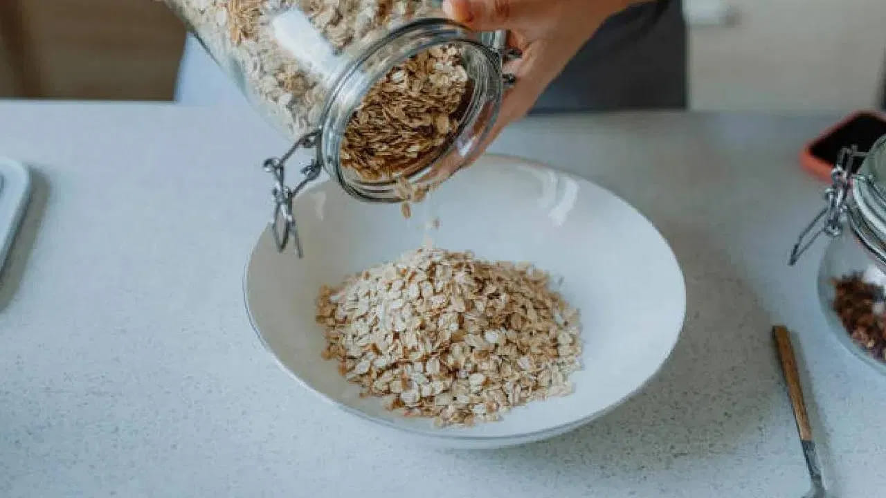 ఓట్స్‌లో ఐరన్, మెగ్నీషియం, విటమిన్ బి ఉంటాయి. ఇవి కండరాలు, నాడీ వ్యవస్థను బలోపేతం చేస్తాయి. తద్వారా మానసిక, శారీరక అలసట తగ్గుతుంది. ఇది చాలా ప్రయోజనకరంగా ఉంటుంది. 