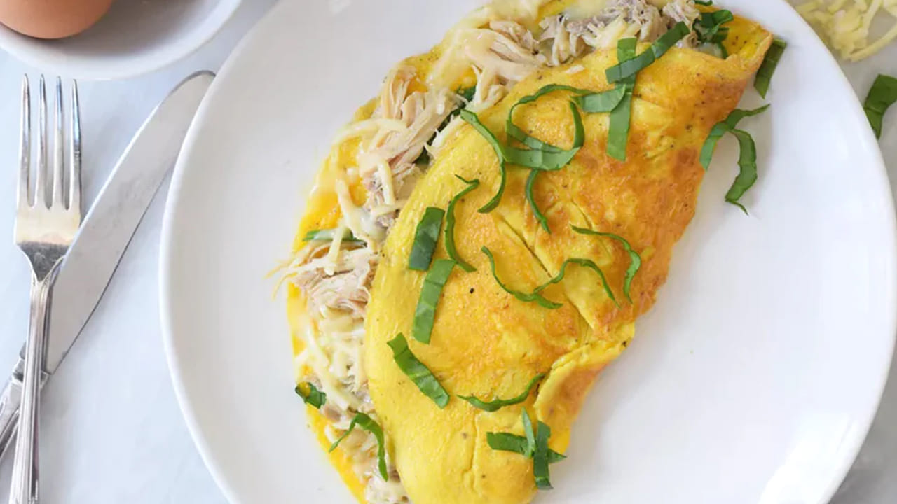 మనం ఇప్పటి వరకు ఎగ్, చికెన్, బ్రెడ్ ఇలా రక రకాల పదార్థాలతో  ఆమ్లెట్ చేసుకుని తిన్నాము. అయితే, ఈ సారి కొంచం కొత్తగా  ట్రై చేద్దాం. అంటే, మీరు ఇప్పటి వరకు ట్రై చేయని  రెసిపీ గురించి ఇక్కడ తెలుసుకుందాం.. 