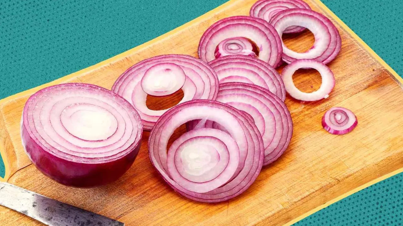 పరిశోధనలో ఏం తేలింది?: ఎలుకలపై జరిపిన ఈ ప్రయోగంలో, డయాబెటిస్ మందు మెట్‌ఫార్మిన్‌తో పాటు ఉల్లిపాయ సారాన్ని కలిపి ఇచ్చినప్పుడు వాటి రక్తంలోని చక్కెర స్థాయిలు 50 శాతం వరకు తగ్గినట్లు పరిశోధకులు గుర్తించారు. కేవలం చక్కెర స్థాయిలే కాకుండా శరీరంలోని మొత్తం కొలెస్ట్రాల్‌ను కూడా తగ్గించడంలో ఉల్లిపాయ కీలక పాత్ర పోషించిందని వారు తెలిపారు.