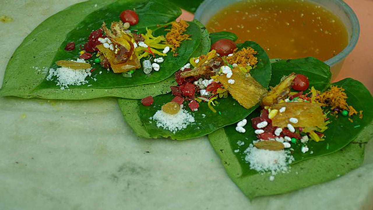 ఎంతో మంది నోట్లో వక్కలు వేసుకుని నములుతూనే ఉంటారు. తెల్ల సున్నంతో తమలపాకు మీద రాసి ఈ వక్క ముక్కలను చుట్టి నములుతారు. దీన్నే కొన్ని పాన్ అంటారు. 