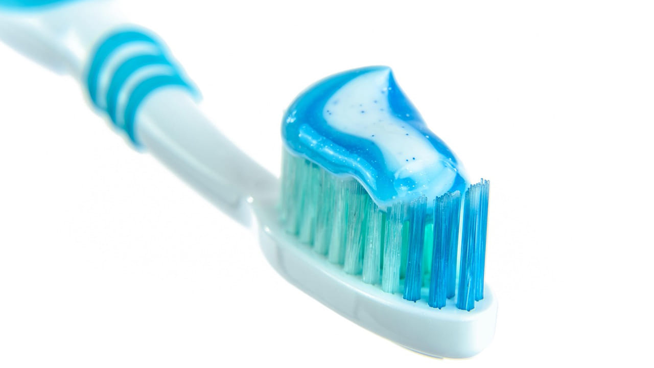 టూత్‌పేస్ట్: టైల్స్‌పై ఉన్న జిడ్డు, మురికిని పోగొట్టడానికి టూత్‌పేస్ట్ బెస్ట్. మీ ఇంట్లో వాడే పెద్ద బ్రష్ ను తీసుకుని దాని మీద 
 టూత్‌పేస్ట్ మురికిగా ఉన్న టైల్స్ పై  రుద్దండి. 10 నిముషాల తర్వాత నీటితో శుభ్రం చేస్తే టైల్స్ మొత్తం క్లీన్ అవుతాయి. 

