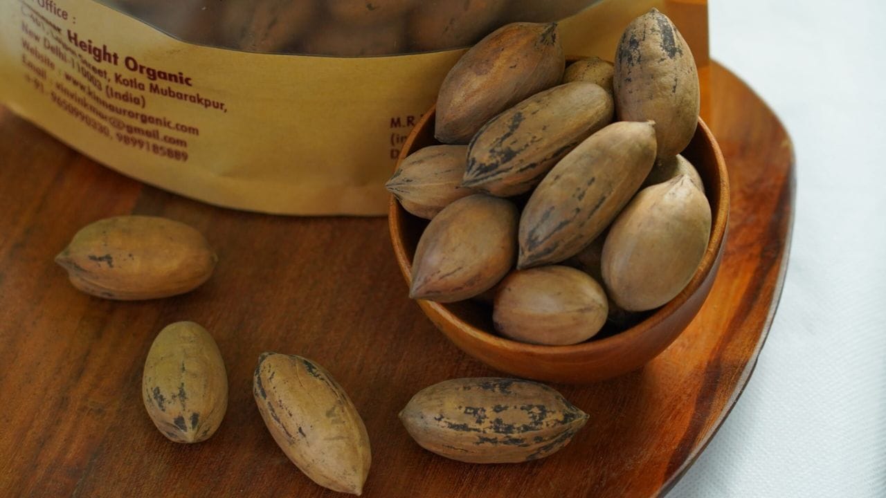 పెకాన్ గింజలు: పెకాన్ గింజలు ఇవి వాల్‌నట్ రకానికి చెందినవి.. వీటిలో ఆరోగ్యకరమైన కొవ్వులు, విటమిన్ E, యాంటీఆక్సిడెంట్లు ఉంటాయి. అవి కాలేయ వాపును తగ్గించడంలో, కాలేయ కణాలను దెబ్బతినకుండా కాపాడటంలో సహాయపడతాయి. వీటిని ఆహారంలో చేర్చుకోవడం వల్ల కాలేయ కొవ్వును తగ్గించడంలో, జీవక్రియను మెరుగుపరచడంలో సహాయపడుతుంది. 