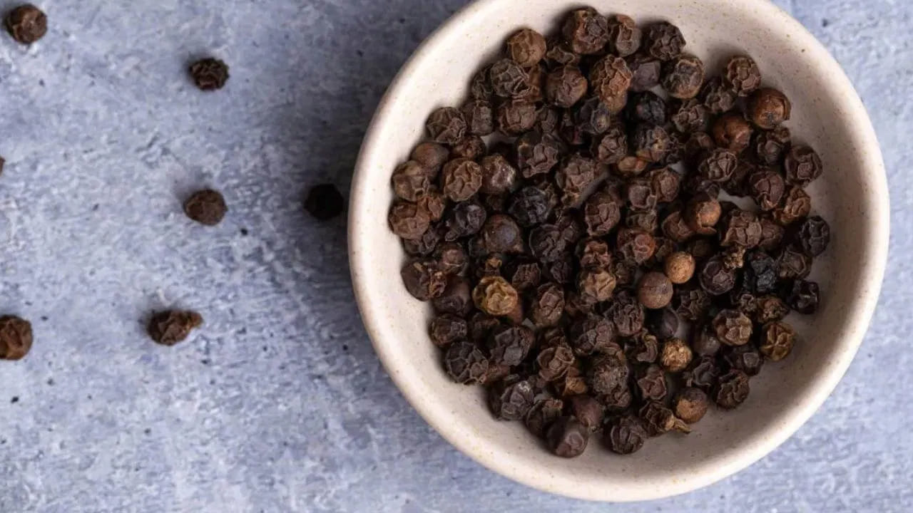 మిరియాలు మనం చేసుకునే వంటకాలకు రుచిని ఇవ్వడంతోపాటు మనకు ఎన్నో ఆరోగ్య ప్రయోజనాలు కలిగిస్తాయి. రుచితోపాటు ఆరోగ్యాన్నిచ్చే నల్ల మిరియాల ధర కూడా కాస్త ఎక్కువగానే ఉంటుంది. అందుకే, కొందరు మోసగాళ్లు నల్ల మిరియాలను కల్తీ చేస్తుంటారు. బొప్పాయి గింజలను నల్ల మిరియాల్లో కలిపేసి విక్రయిస్తుంటారు. అంతేగాక, కృత్రిమ రంగులు లేదా పాలిష్‌లు, రాళ్లు, బంకమట్టి కూడా కలుపుతారు. వీటిని తినడం మన ఆరోగ్యానికి ఎంతో హానికరం. అందుకే వీటిని కొనుగోలు చేసే సమయంలో ఎలా గర్తించాలో ఇప్పుడు చూద్దాం. 