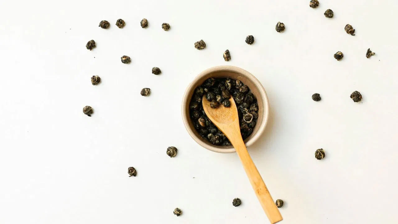 వాసన, రుచి ద్వారా గుర్తించండి.. 
నిజమైన నల్ల మిరియాలు బలమైన వాసన, ఘాటు కలిగి ఉంటాయి. అయితే కల్తీ మిరియాలు తేలికపాటి లేదా చప్పగా ఉండే రుచిని కలిగి ఉండవచ్చు.