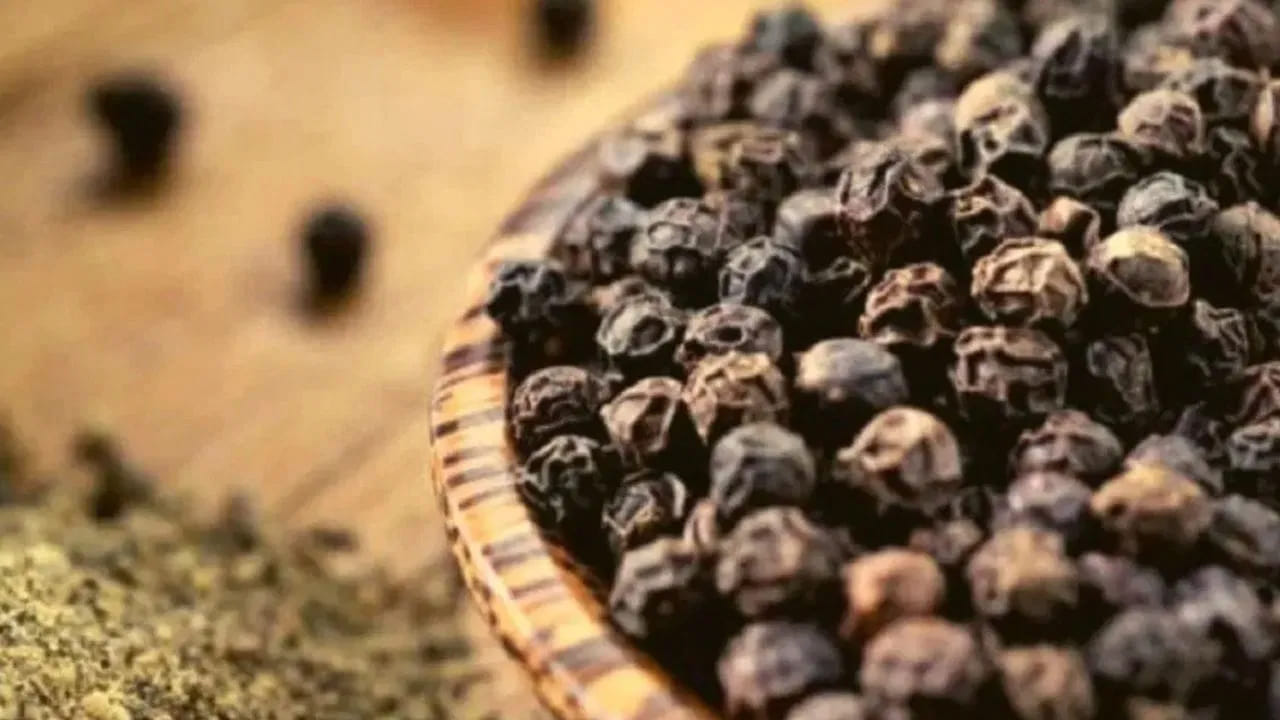 మీ వేలుగోరుతో నొక్కి పరీక్షించండి.. 
మీరు మీ వేలుగోరుతో నొక్కడం ద్వారా మిరియాలను పరీక్షించవచ్చు. మీ వేలు ఒత్తిడిలో మిరియాలు ముక్కలుగా నలిగితే.. అది నకిలీది లేదా బొప్పాయి గింజలని అర్థం చేసుకోవాలి. అయితే, అది గట్టిగా విరిగిపోతే, అది నిజమైనదే కావచ్చు.