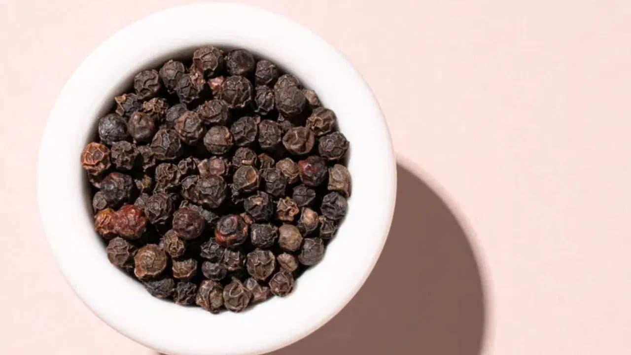 కాగితంపై రుద్దండి.. 
నల్ల మిరియాలను తరచుగా కృత్రిమ రంగుతో కల్తీ చేస్తారు. దీన్ని గుర్తించడానికి, దానిని తెల్ల కాగితంపై రుద్దండి. రంగు పోతే, అది పాలిష్ చేయబడిందని అర్థం.
