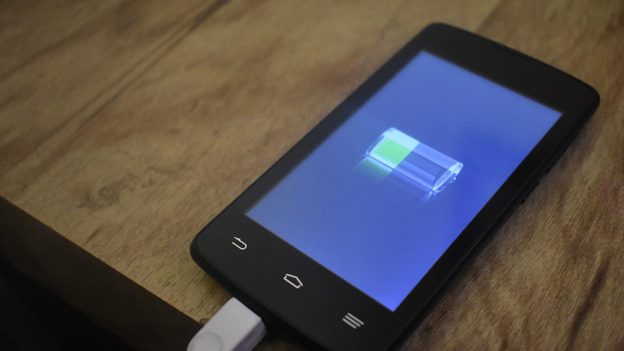 ఎప్పటికప్పుడు బ్యాక్‌గ్రౌండ్ యాప్స్ చెక్ చేసుకుంటూ ఉండండి. మనం ఒక్కోసారి ఎలాంటి యాప్స్  వాడకపోయినా  బ్యాక్‌గ్రౌండ్‌లో రన్ అయ్యి బ్యాటరీ లైఫ్ ను తగ్గిస్తాయి. అప్పుడు వెంటనే సెట్టింగ్స్‌లోకి వెళ్లి బ్యాటరీ యూసేజ్ చూసి  ఏది ఎక్కువగా పవర్ ను తీసుకుంటుందో చూసి వాటిని డిసేబుల్ చేయండి.