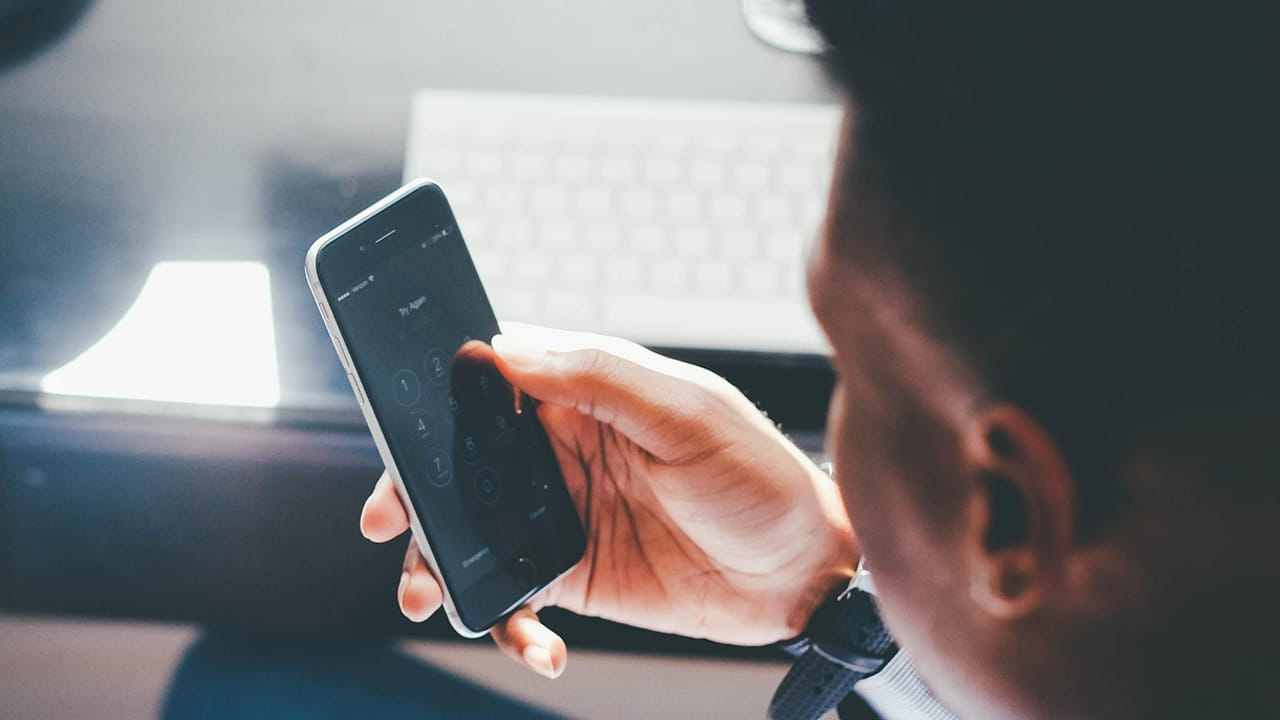 కొందరు అదే పనిగా బ్రైట్‌నెస్ ను ఎక్కువ పెట్టేస్తారు. దీని వలన బ్యాటరీ లైఫ్ తగ్గిపోతుంది. ఎందుకంటే ఫోన్ స్క్రీన్ ఎంత ప్రకాశవంతంగా కనిపిస్తే అంత వేగాంగా ఛార్జింగ్ దిగిపోతుంది. కాబట్టి,  ఈ తప్పు అస్సలు చేయకండి.  డార్క్ మోడ్ లోనే మీ స్మార్ట్ ఫోన్ ను వాడితే బ్యాటరీ కూడా ఆదా అవుతుంది. 