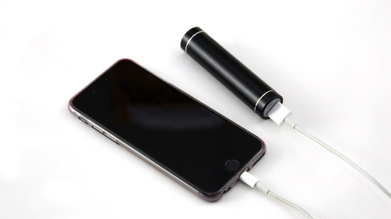 బ్లూటూత్, వైఫై, జీపీయస్ ఆన్‌లో ఉంటే ఫోన్ బ్యాటరీ లైఫ్ తగ్గి పోతుంది. ఎందుకంటే అవి సిగ్నల్స్ కోసం అదే పనిగా వెతుకుతూనే ఉంటాయి. కాబట్టి, వాటిని అవసరం ఉంటే తప్ప ఎక్కువగా ఆన్ చేసి పెట్టుకోకండి. 
