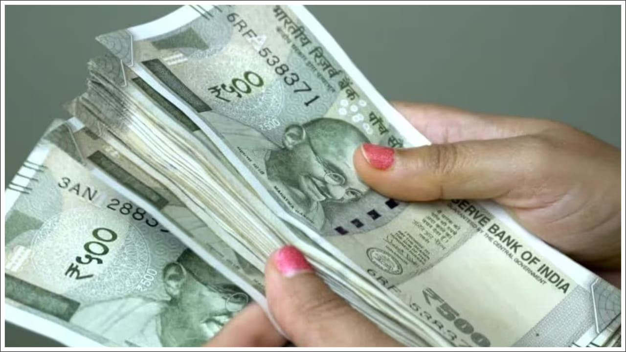  PIB Fact Check: దేశ బ్యాంకింగ్ నియంత్రణ సంస్థ, రిజర్వ్ బ్యాంక్ ఆఫ్ ఇండియా ప్రభుత్వంతో కలిసి మరోసారి డీమోనిటైజేషన్‌ను అమలు చేయబోతోందా? దాదాపు దశాబ్దం తర్వాత ప్రభుత్వం, ఆర్‌బిఐ సంయుక్తంగా డీమోనిటైజేషన్ 2.0కి సిద్ధమవుతున్నాయా? 500 రూపాయల నోట్లు దేశం నుండి అదృశ్యం కాబోతున్నాయా? అయితే ఇటీవల నుంచి ఈ నోట్లపై సోషల్‌ మీడియాలో పెద్ద దుమారం రేపుతోంది. ఈ ఏడాది మార్చి వరకు మాత్రమే ఏటీఎంలలో ఉంటాయని, తర్వాత అవి కనుమరుగవుతాయని చెబుతున్నారు. మొత్తం మీద ఈ నోట్లు రద్దు అవుతాయన్న వార్తలు వైరల్‌ అవుతున్నాయి. సోషల్‌ మీడియాలో వైరల్‌ అవుతున్న వార్తలకు కేంద్ర ప్రభుత్వం మరోసారి క్లారిటీ ఇచ్చింది. 