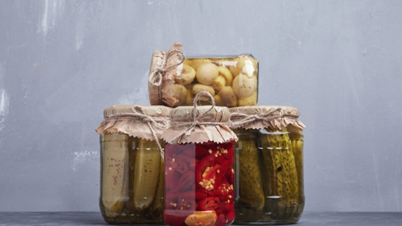 నిల్వ ప‌చ్చ‌ళ్లు: ఒక రోజు పెట్టుకున్న పచ్చడి మూడు నాలుగు రోజుల తర్వాత తింటారు. నిల్వ ఉన్న పచ్చళ్ళు రుచిగా ఉంటాయని అనుకుంటారు. ఇవి తినడం దీని వలన రక్త పోటు పెరుగుతుంది. కాబట్టి, పచ్చళ్ళకు దూరంగా ఉండండి. (NOTE: ఇందులోని అంశాలు కేవలం అవగాహన కోసం మాత్రమే. నిపుణులు అందించిన సమాచారం ప్రకారం ఇక్కడ తెలియజేయడమైనది. ఆరోగ్యరీత్యా ఎలాంటి సమస్యలు ఉన్నానేరుగా వైద్య నిపుణులను సంప్రదించడం మంచిది) 