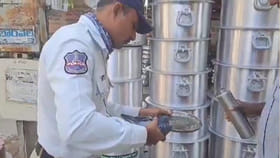 china manjha: నేలపై పడిన పావురం.. ప్రాణం పోసిన కానిస్టేబుల్