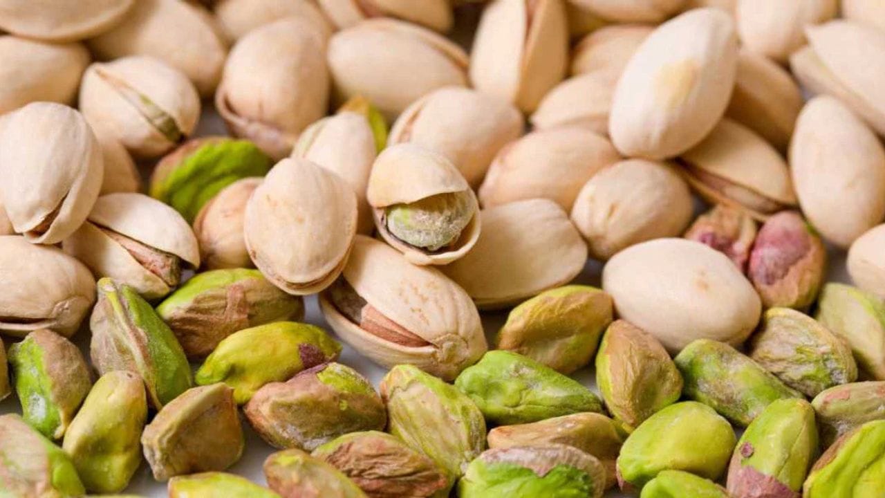  పిస్తాపప్పుల: వీటిలో యాంటీఆక్సిడెంట్లు, ఆరోగ్యకరమైన కొవ్వులు పుష్కలంగా ఉన్నాయి. అవి శరీరం కొవ్వు జీవక్రియలో పాల్గొనే జన్యువుల పనితీరును మెరుగుపరచడంలో, ఆక్సీకరణ నష్టాన్ని తగ్గించడంలో సహాయపడతాయి. పిస్తాపప్పులు తినడం వల్ల కొలెస్ట్రాల్‌ను నియంత్రణలో ఉంటుంది. అలాగే కాలేయ కొవ్వును తగ్గించడంలో సహాయపడుతుందని పరిశోధనలు చెబుతున్నాయి. మీరు మార్నింగ్ వర్కౌట్స్‌కు ముందు వీటిని తినడం ఉత్తమం 