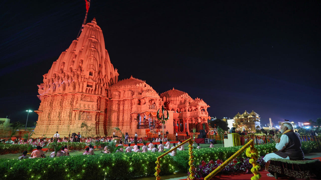 పర్యటన ముగింపులో ప్రధాని మోడీ అహ్మదాబాద్ పాత హైకోర్టు స్టేషన్ నుండి గాంధీనగర్ వరకు మెట్రోలో ప్రయాణిస్తారు. సచివాలయం నుండి మహాత్మా మందిర్ వరకు కొత్తగా నిర్మించిన మెట్రో విభాగాన్ని ఆయన జాతికి అంకితం చేయనున్నారు. ఆధ్యాత్మికత, అభివృద్ధి, అంతర్జాతీయ దౌత్యం కలయికగా ప్రధాని గుజరాత్ పర్యటన కొనసాగుతోంది.

