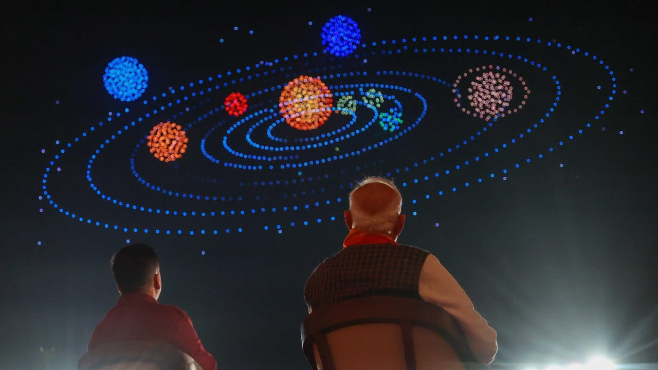 శనివారం సాయంత్రం ప్రధాని మోడీ సోమేశ్వర్ మహాదేవ్ మహా ఆరతిలో పాల్గొని ప్రత్యేక పూజలు నిర్వహించారు. అనంతరం ఆయన స్వయంగా ఓంకార మంత్రాన్ని జపించడం ప్రారంభించారు. ఈ జపం సుమారు 72 గంటల పాటు నిరంతరాయంగా కొనసాగనుంది. ఇదే సమయంలో 3,000 డ్రోన్లతో సోమనాథ్ చరిత్రను ఆవిష్కరిస్తూ నిర్వహించిన డ్రోన్ షో ప్రత్యేక ఆకర్షణగా నిలిచింది.
