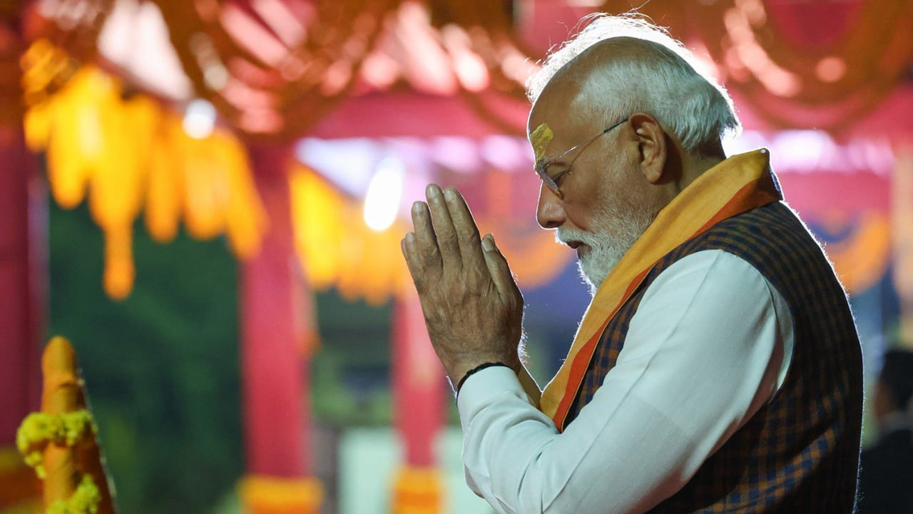 ప్రధానమంత్రి నరేంద్ర మోదీ తన మూడు రోజుల గుజరాత్ పర్యటనను శనివారం ఆధ్యాత్మిక క్షేత్రం సోమనాథ్లో అత్యంత వైభవంగా ప్రారంభించారు. రాజ్కోట్ నుండి హెలికాప్టర్లో చేరుకున్న ప్రధానికి ప్రజలు ఘనస్వాగతం పలికారు. ఈ సందర్భంగా నిర్వహించిన రోడ్ షోలో పెద్ద ఎత్తున ప్రజలు పాల్గొని మోడీకి తమ అభిమానాన్ని చాటుకున్నారు.