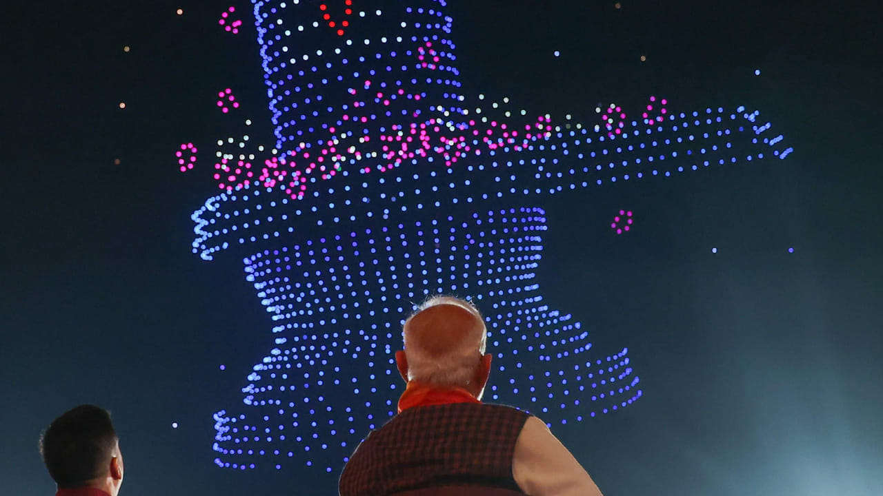 ఆదివారం ఉదయం ప్రధాని జ్యోతిర్లింగ ఆలయంలో ప్రత్యేక ప్రార్థనలు నిర్వహించనున్నారు. అనంతరం సోమనాథ్ పట్టణంలో సుమారు ఒక కిలోమీటరు మేర సాగే శౌర్య యాత్రలో ఆయన పాల్గొంటారు. దేశభక్తి, సాంస్కృతిక చైతన్యాన్ని నింపే ఈ యాత్ర తర్వాత ఆయన రాజ్‌కోట్‌కు చేరుకుని ప్రాంతీయ చైతన్య శిఖరాగ్ర సమావేశాన్ని ప్రారంభిస్తారు.
