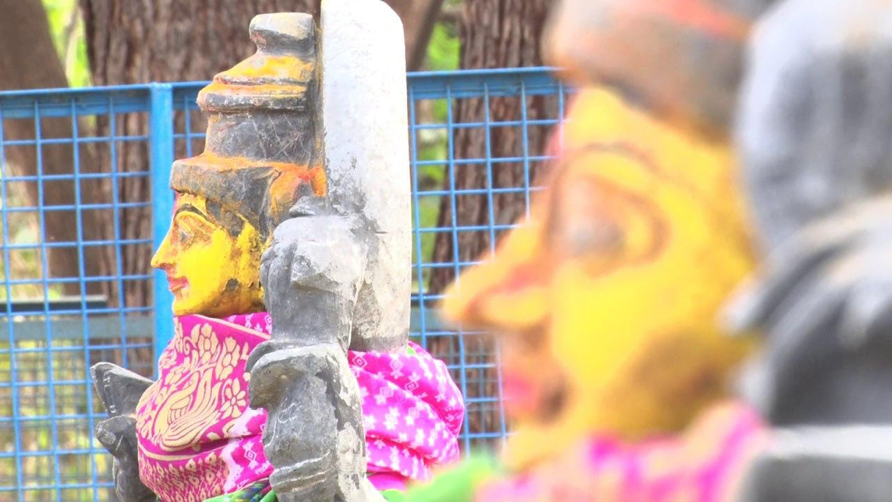  జగిత్యాల రూరల్ మండలంలోని పొలావాసను 12వ శతాబ్దంలో పరిపాలించిన మెడేరాజు కూతురే సమ్మక్కగా చరిత్రకారులు చెబుతున్నారు.12వ శతాబ్దంలో  పొలావాస (నేటి పొలాస) ప్రాంతాన్ని పాలించే గిరిజన దొర మెడే రాజు ఏకైక కుమార్తె సమ్మక్కను ఆయన మేనల్లుడైన మేడారం పాలకుడు పడిగిద్ద రాజుకు ఇచ్చి వివాహం చేశార ని చరిత్రకారులు చెబుతున్నారు. దీంతో సమ్మక్కను ఈ ప్రాంత ఆడబిడ్డగా చెప్పుకుంటున్నారు.ఈ దంపతులకు సారలమ్మ , నాగులమ్మ అనే ఇద్దరు కుమార్తెలు జంపన్న అనే కుమారుడు ఉన్నారు. రాజ్య విస్తరణ కాంక్షతో కాకతీయ ప్రభువు మొదటి ప్రతాపరుద్రుడు,  పొలాసపై దండెత్తారు. ఆయన దాడికి తట్టుకోలేక మేడ రాజు  మేడారం పారిపోయి అజ్ఞాతవాసం గడిపినట్లు చరిత్ర  పరిశోధకులు అభిప్రాయపడుతున్నారు. 