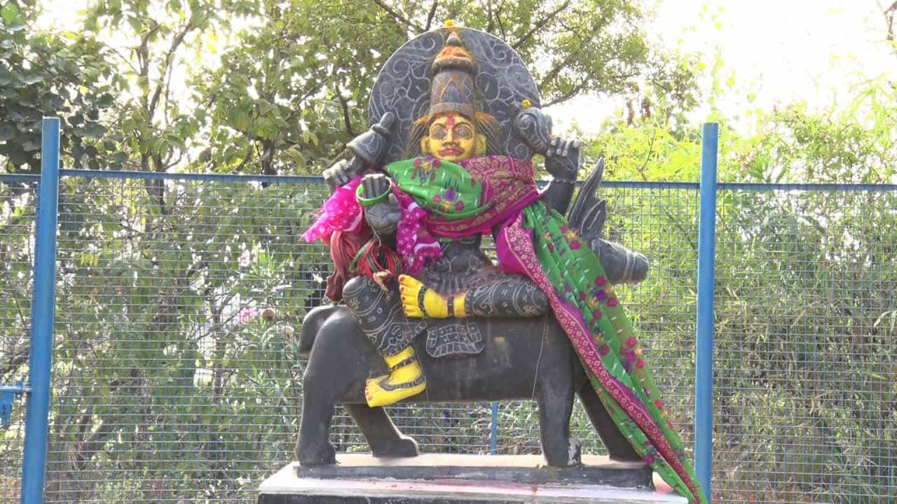 మేడారం పాలించే కోయరాజు పగిడిద్దరాజు కాకతీయుల సామంతునిగా ఉంటూ కరువు కాటకాల కారణంగా కప్పం చెల్లించలేక పోయాడు. కప్పం చెల్లించకపోవడం తో మేడ రాజుకు ఆశ్రయం కల్పించడం.. కోయ గిరిజనులలో సార్వభౌమునికి వ్యతిరేకంగా విప్లవ భావాలు నూరిపోసి రాజ్యాధికారాన్ని దిక్కరిస్తూ ఉన్నాడని పడిగిద్ద రాజు పై మొదటి ప్రతాపరుద్రుడు ఆగ్రహం వ్యక్తం చేశారాని చరిత్ర ద్వారా తెలుస్తుంది. అతనిని అణచివేయడానికి తన మంత్రి యుగంధరదు తో సహా మాఘ శుద్ధ పౌర్ణమి రోజున మేడారం పై దండెత్తారు. సంప్రదాయ ఆయుధాలు ధరించి పగిడి గిద్దరాజు సమ్మక్క సారక్క,నాగులమ్మ ,జంపన్న ,గోవిందరాజులు వేర్వేరు ప్రాంతాల నుంచి గెరిల్లా యుద్దాన్ని ప్రారంభించి వీరోచితంగా పోరాటం చేశారు.