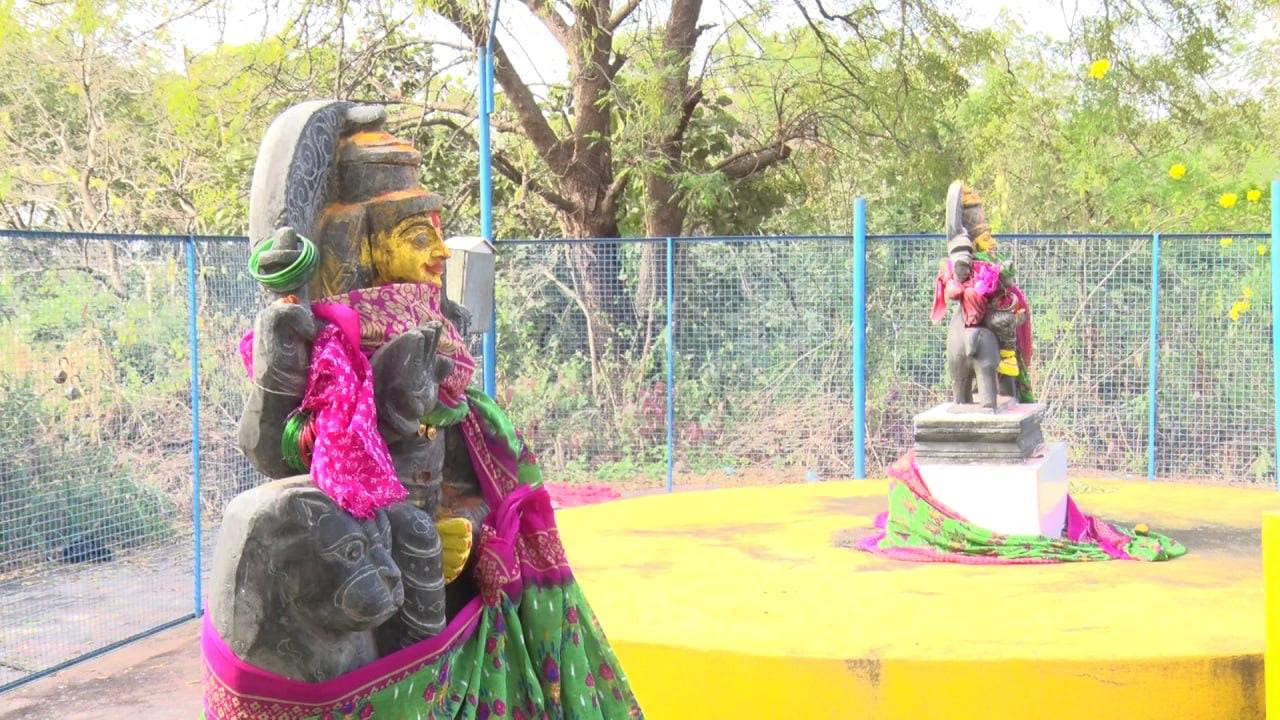 అపార కాకతీయ సేన ధాటికి తట్టుకోలేక మేడ రాజ,పగిడి గిద్దరాజు,సారక్క,నాగులమ్మ,గోవిందరాజులు యుద్ధంలో మరణించారు. జంపన్న కు తీవ్ర గాయాలయ్యాయి.  తరువాత సంపెంగ వాగులో శవమై తేలాడు. .అప్పటి నుంచి సంపెంగ వాగు జంపన్నవాగుగా ప్రసిద్ధి చెందింది. ఇక సమ్మక యుద్ధభూమిలో కాకలు తీరిన కాకతీయుల సైన్యాన్ని ముప్పుతిప్పలు పెట్టి వీరోచితంగా పోరాటం సాగించింది. గిరిజన మహిళ యుద్ధ నైపుణ్యానికి ప్రతాపరుద్రుడు అశ్వర్య చకితుడయ్యాడు.  సమ్మక్క రక్తపు దారాల తోనే  చిలుకల గుట్ట వైపువెళ్తూ మార్గమధ్యంలోనే అదృశమవుతుంది. 